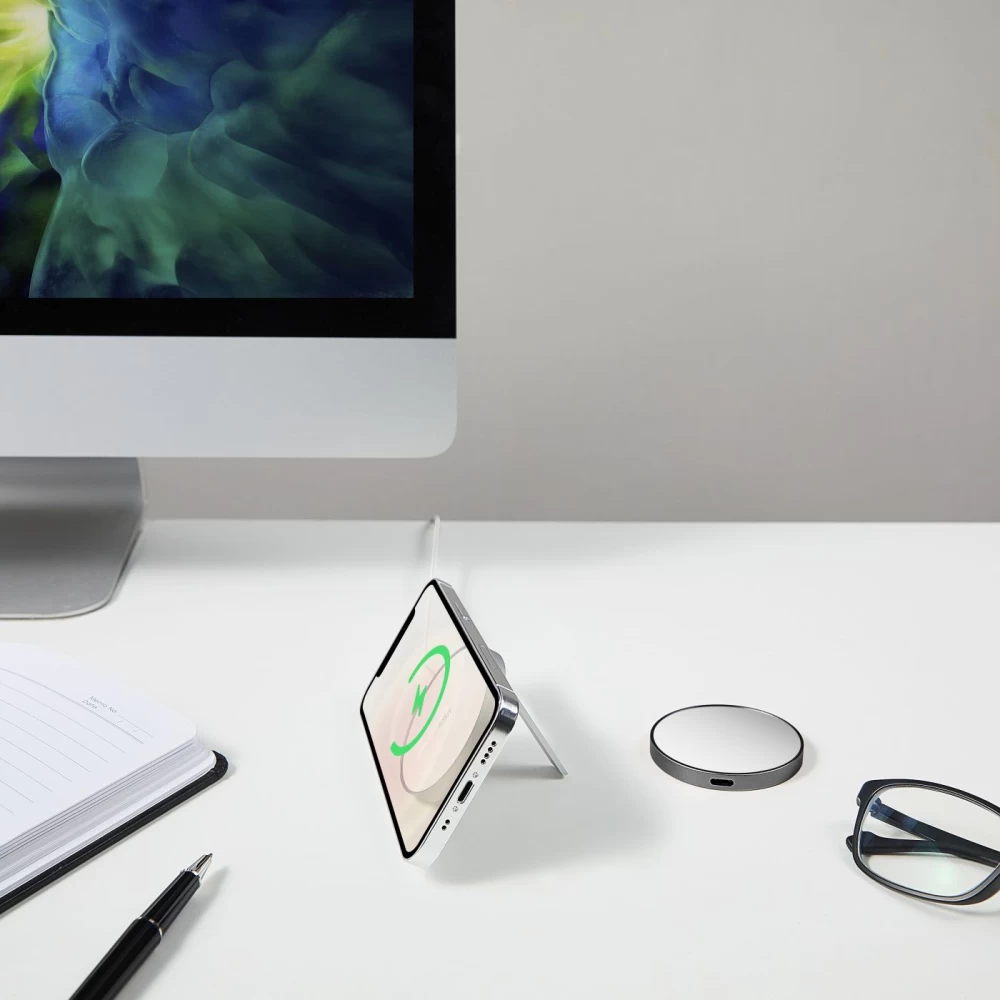 Беспроводные зарядные устройства  ESR HaloLock Kickstand Magnetic Wireless Charger белый